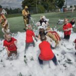 Pani-bawi-sie-w-pianie