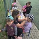 Pani-maluje-twarze-dzieciom