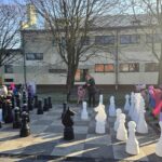 Pani-pokazuje-ruchy-na-szachownicy