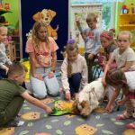 Piesek korzysta z maty wechowej