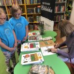 Pisarka podpisuje książkę