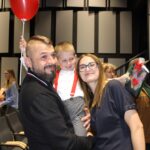 Przedszkolak z grupy Pszczółek z rodzicami