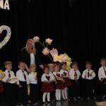 Przedszkolaki graja na instrumentach do piosenki dla rodziców