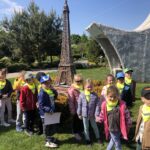 Przedszkolaki obok mini repliki wieży Eiffla