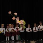 Przedszkolaki wystukują na instrumentach rytm do piosenki