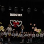 Przedszkolaki z instrumentami na scenie