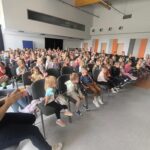 Przedszkolaki zachwyceni magią występu.