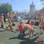 Strazacy-przechodza-tor-przeszkod