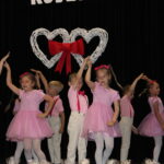 Taniec twist w wykonaniu przedszkolaków