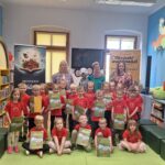 Uczestnicy spotkania autorskiego- zdjęcie grupowe