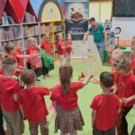 Zabawy kolorowymi chustkami