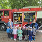 Zdjęcie grupowe na tle wozu strażackiego