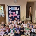 Zdjęcie grupowe z gotowymi laurkami