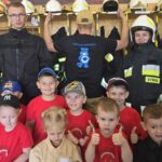 Zdjecie-grupowe-z-przyacielem-przedszkola-Panem-Dariuszem