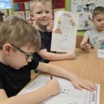 chlopiec-koloruje-kolorowanke