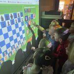 dzieci-graja-w-szachy-na-tablicy-multimedialnej