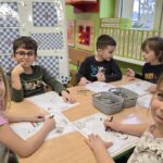 dzieci-koloruja-kolorowanke-szachowa