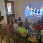 dzieci-ogladaja-bajke-edukacyjna-o-krolu-szachowym