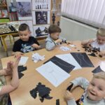 dzieci-z-oddzialu-Krasnoludki-wykonuja-prace-plastyczna-szachy