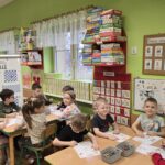 dzieci-z-oddzialu-Motylki-wykonuja-prace-plastyczna-przy-stolikach
