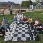 dzieci-z-oddzialu-kszydlowice-graja-w-szachy-na-swiezym-powietrzu