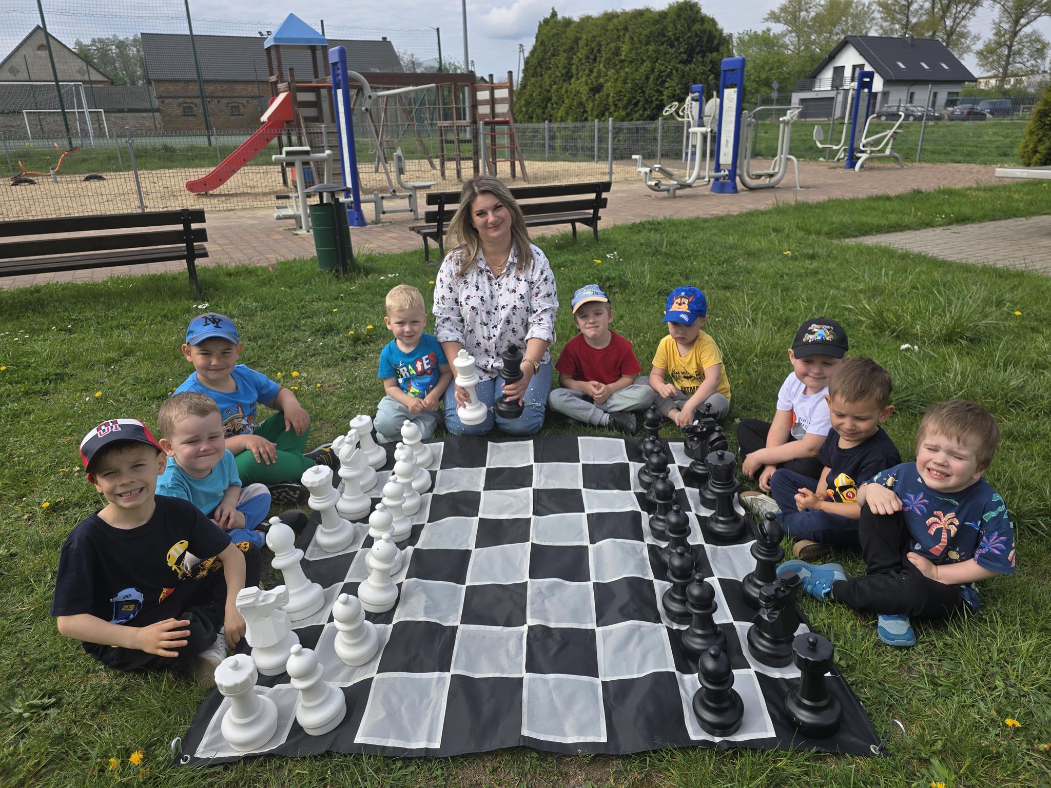 dzieci-z-oddzialu-kszydlowice-graja-w-szachy-na-swiezym-powietrzu