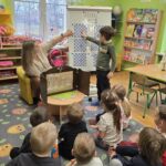 pani-prezentuje-ruchy-figur-na-tablicy