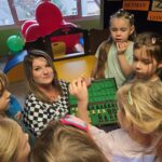 pani-prezentuje-szachy