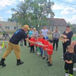 strazacy-wreczaja-prezenty-dzieciom