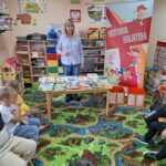 dzieci wypożyczają książki