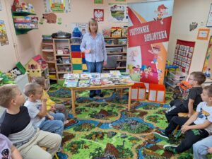 dzieci wypożyczają książki