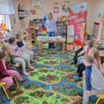 dzieci wypożyczają książki