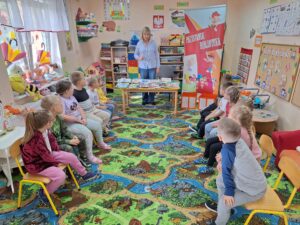 dzieci wypożyczają książki