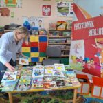 dzieci wypożyczają książki
