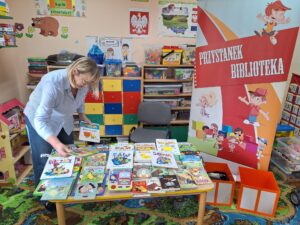 dzieci wypożyczają książki