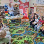 dzieci wypożyczają książki