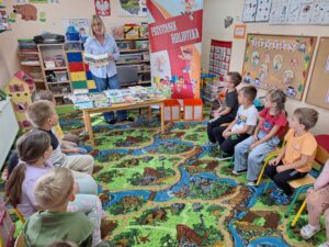 dzieci wypożyczają książki