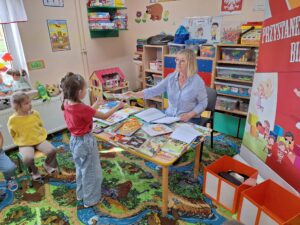 dzieci wypożyczają książki