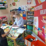 dzieci wypożyczają książki