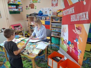 dzieci wypożyczają książki