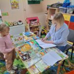 dzieci wypożyczają książki