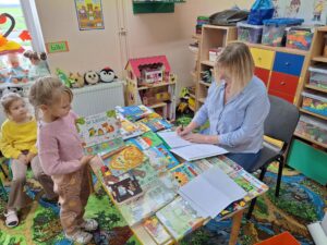 dzieci wypożyczają książki