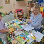 dzieci wypożyczają książki