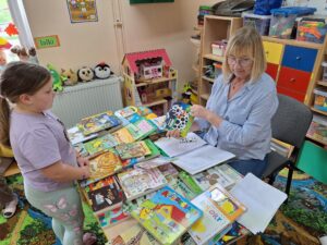 dzieci wypożyczają książki