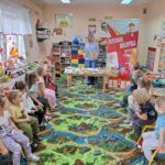 dzieci wypożyczają książki