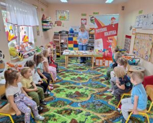 dzieci wypożyczają książki