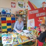 dzieci wypożyczają książki