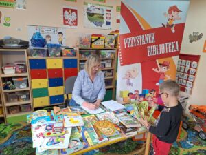 dzieci wypożyczają książki