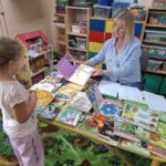 dzieci wypożyczają książki