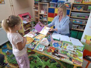 dzieci wypożyczają książki